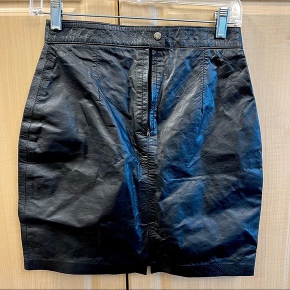 🌟Host Pick🌟 VINTAGE Genuine Leather Black Mini Skirt - Picture 4 of 7